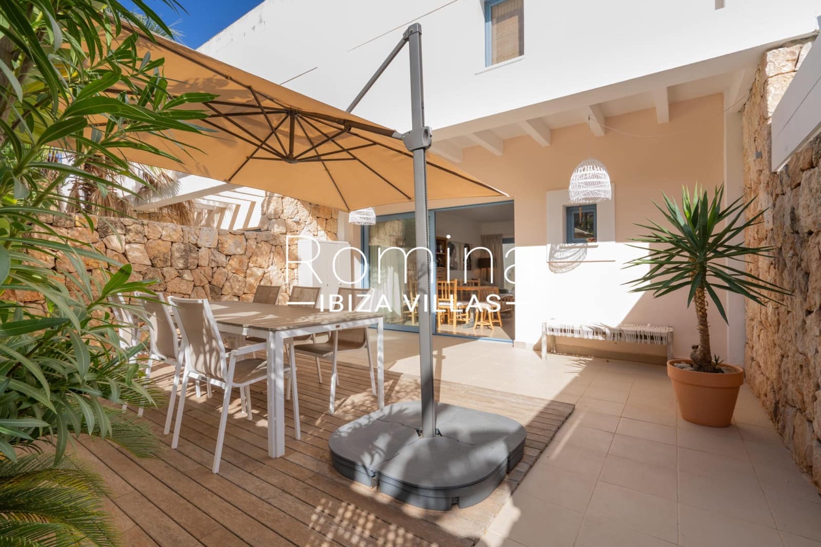 3 slaapkamer Rijtjeshuis te koop in Cala Tarida met zwembad garage - € 825.000 (Ref: 9357592)