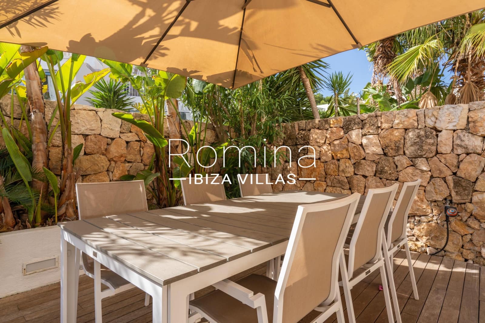 3 slaapkamer Rijtjeshuis te koop in Cala Tarida met zwembad garage - € 825.000 (Ref: 9357592)