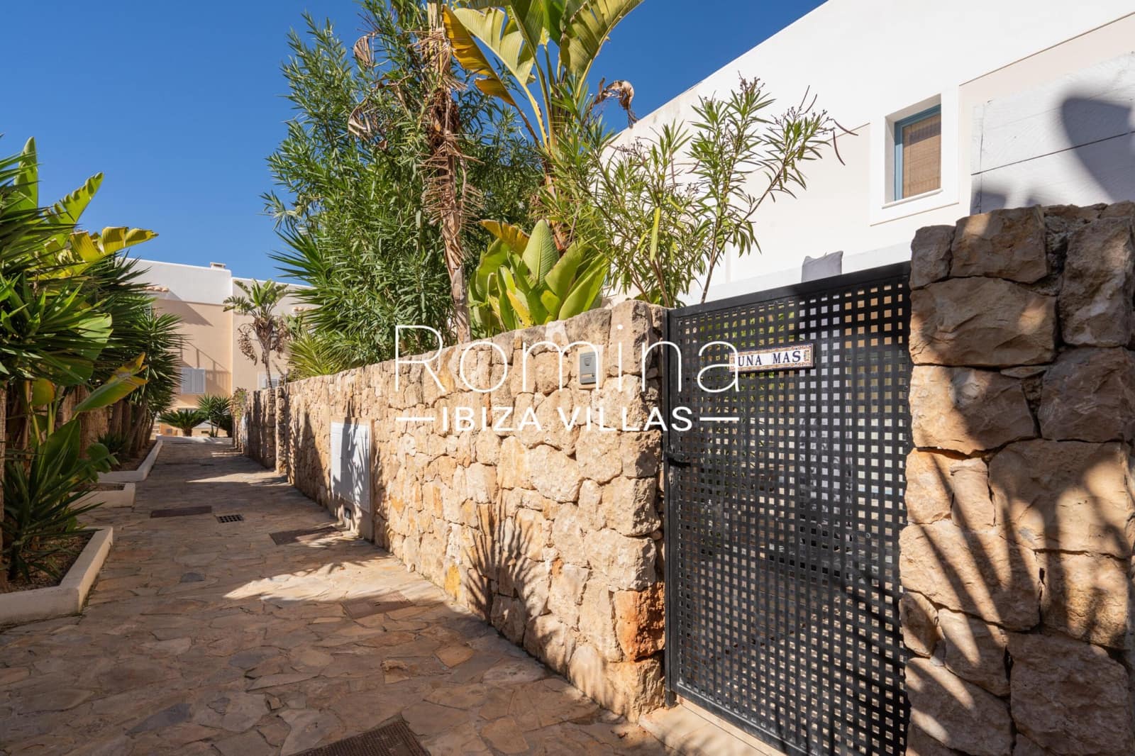 3 slaapkamer Rijtjeshuis te koop in Cala Tarida met zwembad garage - € 825.000 (Ref: 9357592)