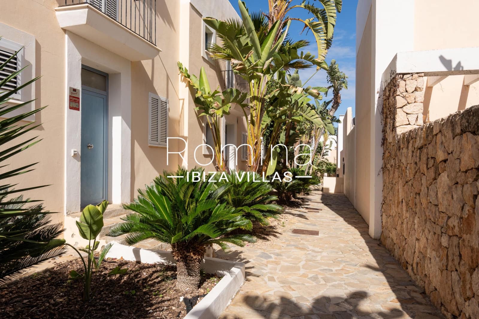 3 slaapkamer Rijtjeshuis te koop in Cala Tarida met zwembad garage - € 825.000 (Ref: 9357592)