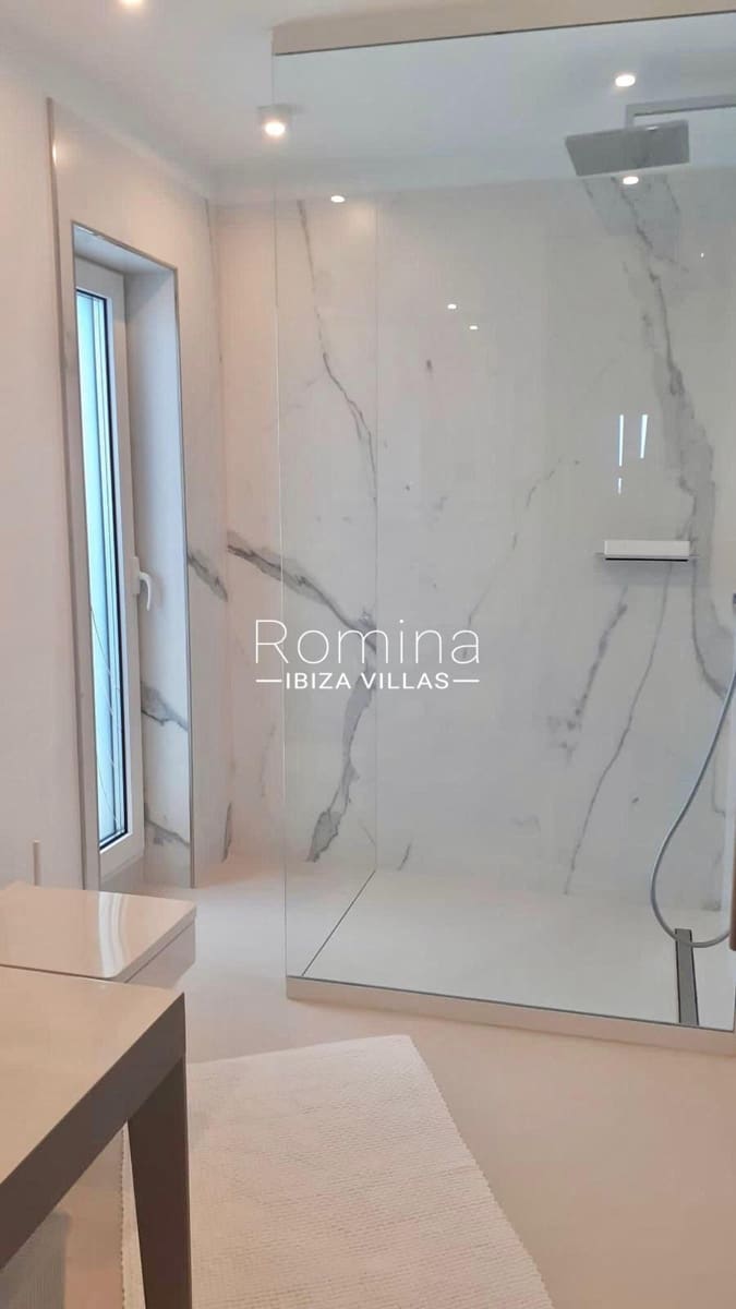 2 bedroom Apartment for sale in Santa Eulalia / Santa Eularia with pool garage - € 1,099,000 (Ref: 9383191)