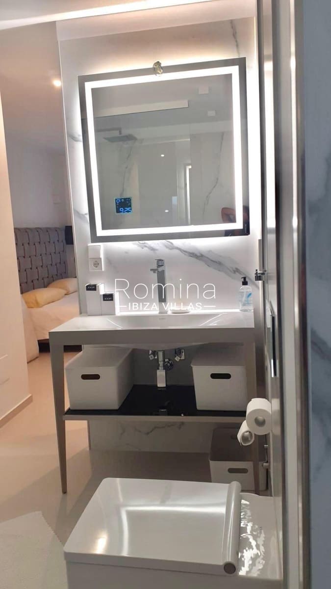 2 bedroom Apartment for sale in Santa Eulalia / Santa Eularia with pool garage - € 1,099,000 (Ref: 9383191)