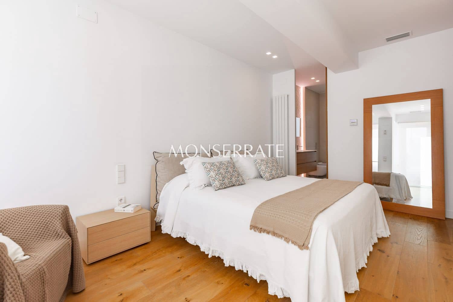 Appartement de 3 chambres à louer à Valence ville avec garage - 3 300 € (Ref: 10044492)