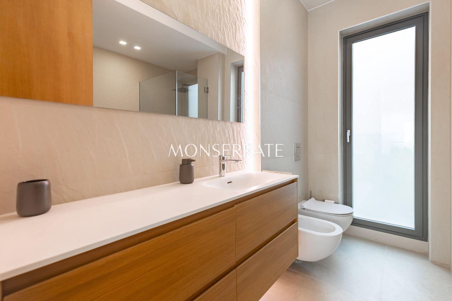 Appartement de 3 chambres à louer à Valence ville avec garage - 3 300 € (Ref: 10044492)