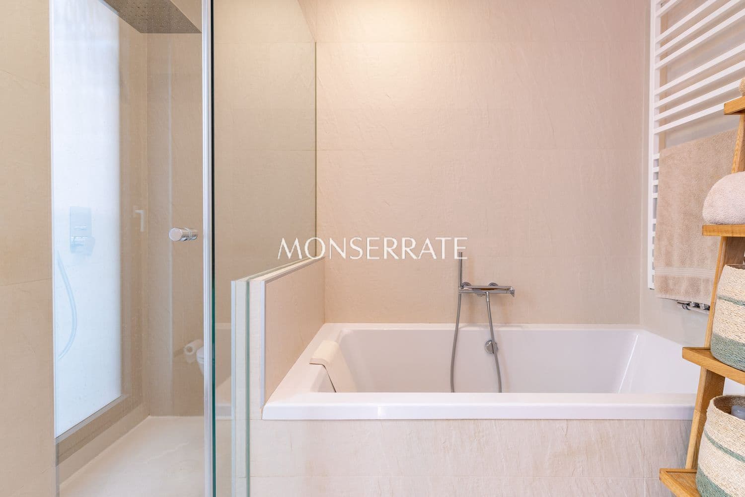 Appartement de 3 chambres à louer à Valence ville avec garage - 3 300 € (Ref: 10044492)