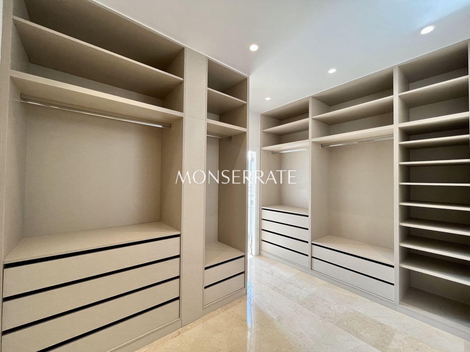 Appartement de 4 chambres à louer à Valence ville avec garage - 3 500 € (Ref: 8923469)