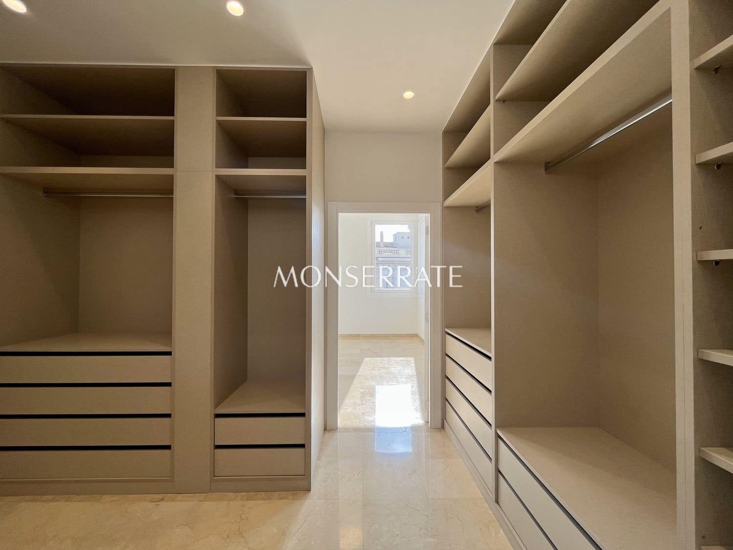 Appartement de 4 chambres à louer à Valence ville avec garage - 3 500 € (Ref: 8923469)