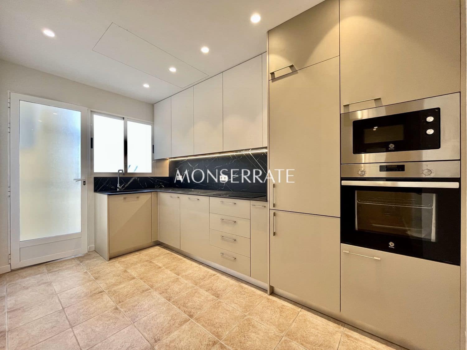 Appartement de 4 chambres à louer à Valence ville avec garage - 3 500 € (Ref: 8923469)