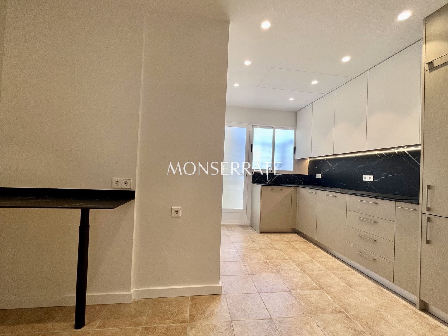 Appartement de 4 chambres à louer à Valence ville avec garage - 3 500 € (Ref: 8923469)