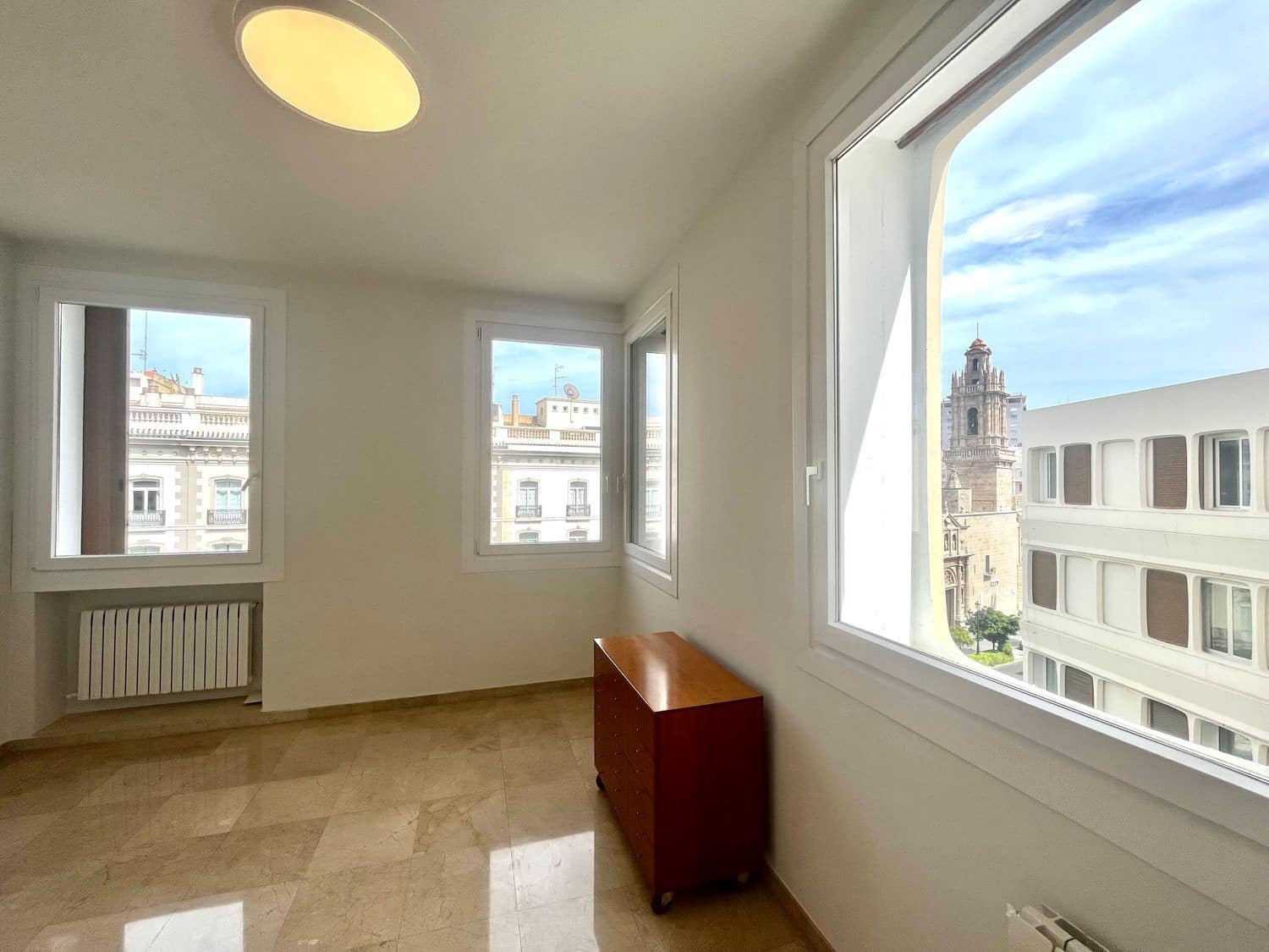 Appartement de 4 chambres à louer à Valence ville avec garage - 3 500 € (Ref: 8923469)