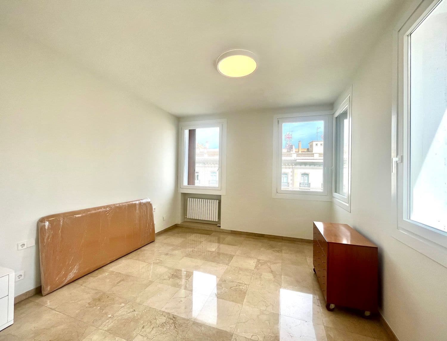 Appartement de 4 chambres à louer à Valence ville avec garage - 3 500 € (Ref: 8923469)