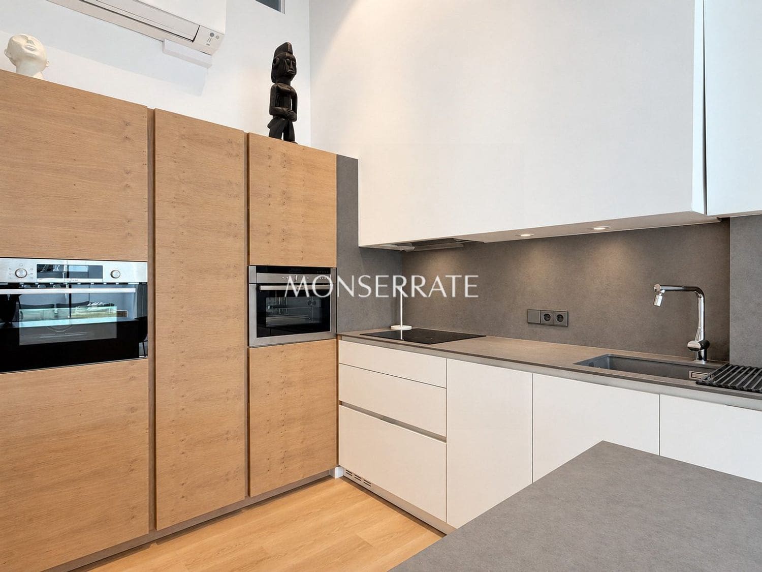 2 bedroom Apartment for rent in Valencia city with garage - € 3,200 (Ref: 9004514)