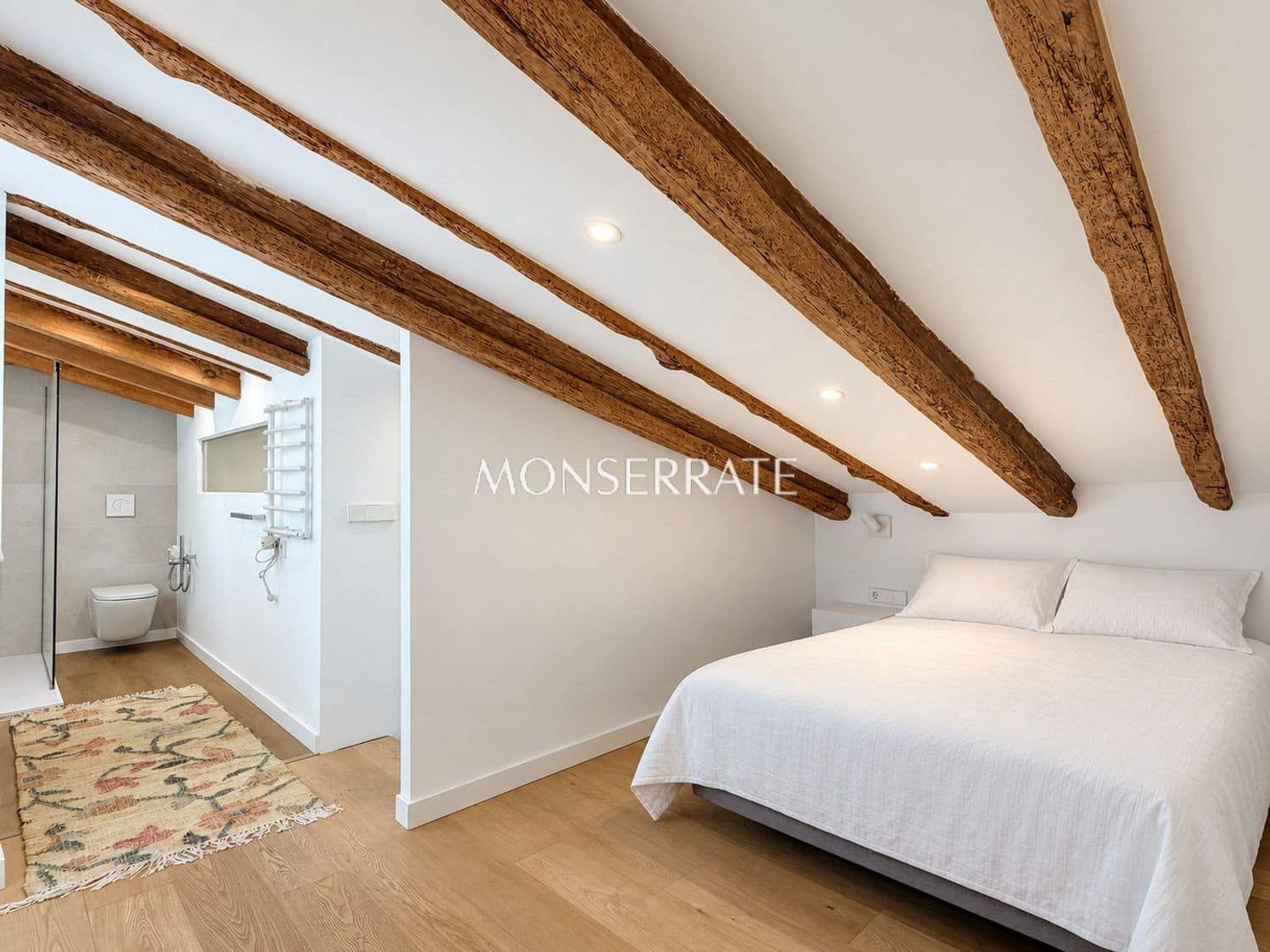 2 bedroom Apartment for rent in Valencia city with garage - € 3,200 (Ref: 9004514)
