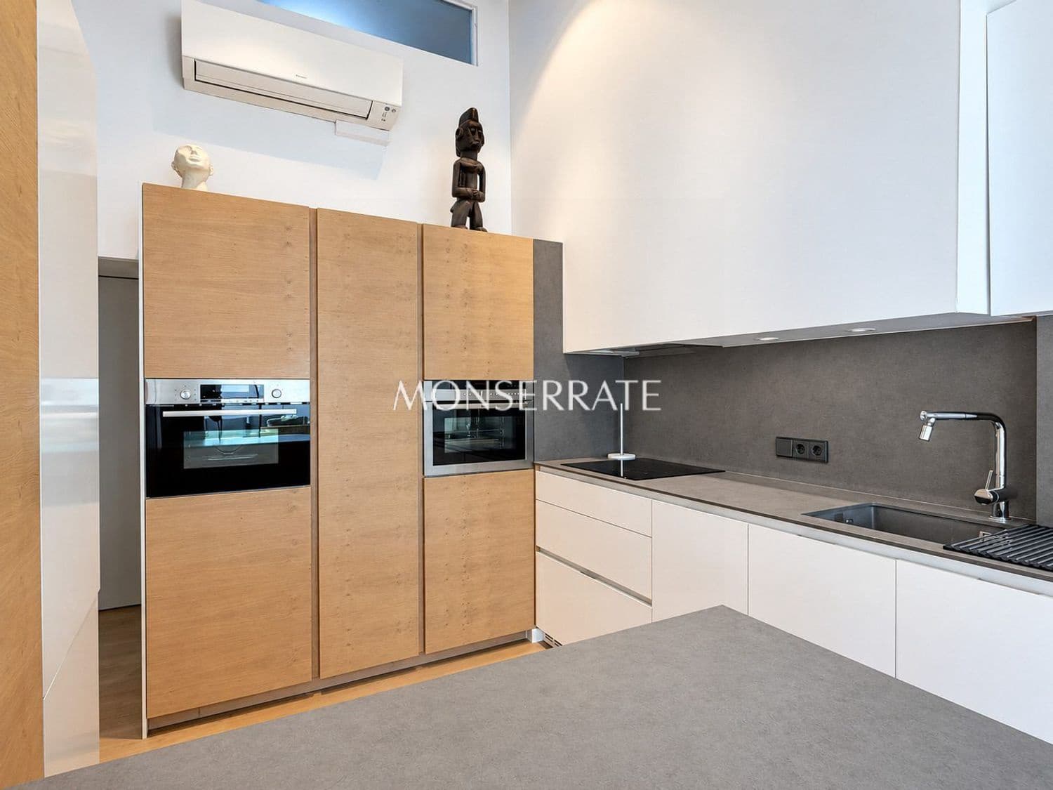 2 bedroom Apartment for rent in Valencia city with garage - € 3,200 (Ref: 9004514)