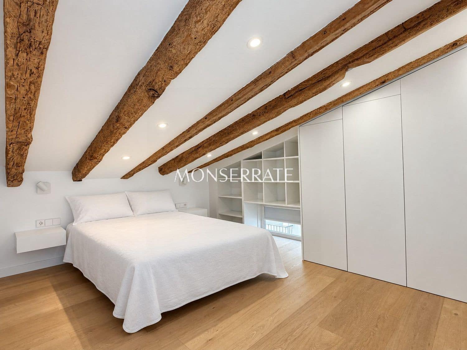 2 bedroom Apartment for rent in Valencia city with garage - € 3,200 (Ref: 9004514)