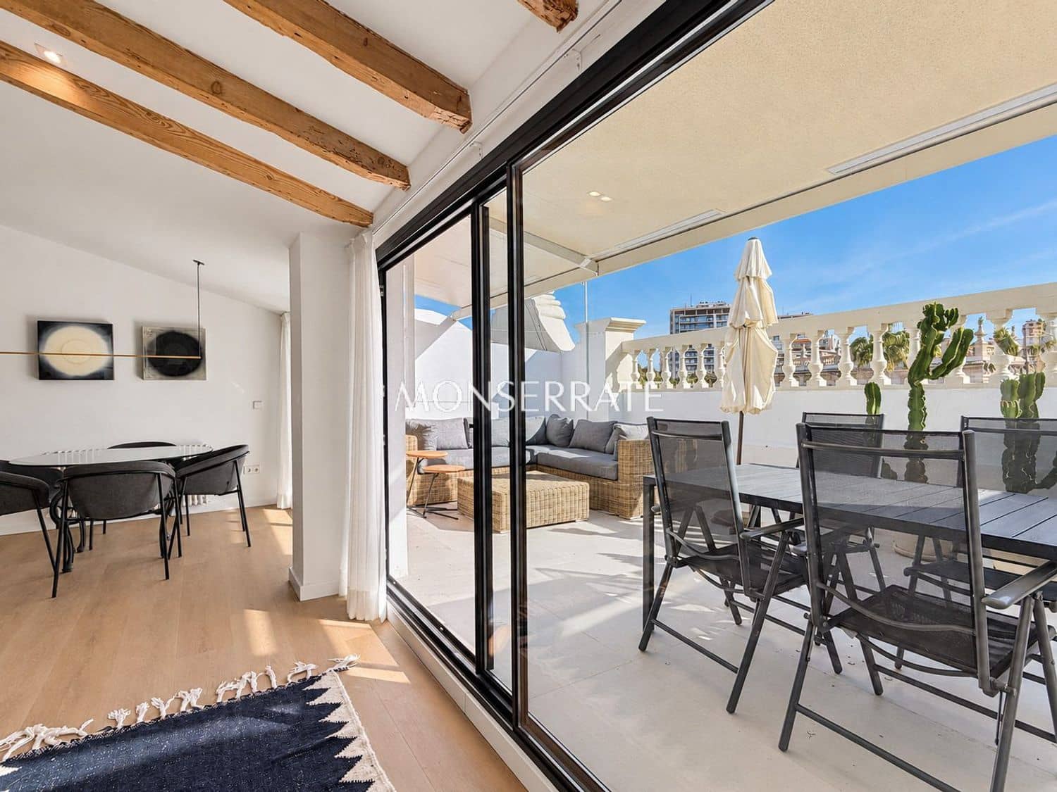 2 bedroom Apartment for rent in Valencia city with garage - € 3,200 (Ref: 9004514)