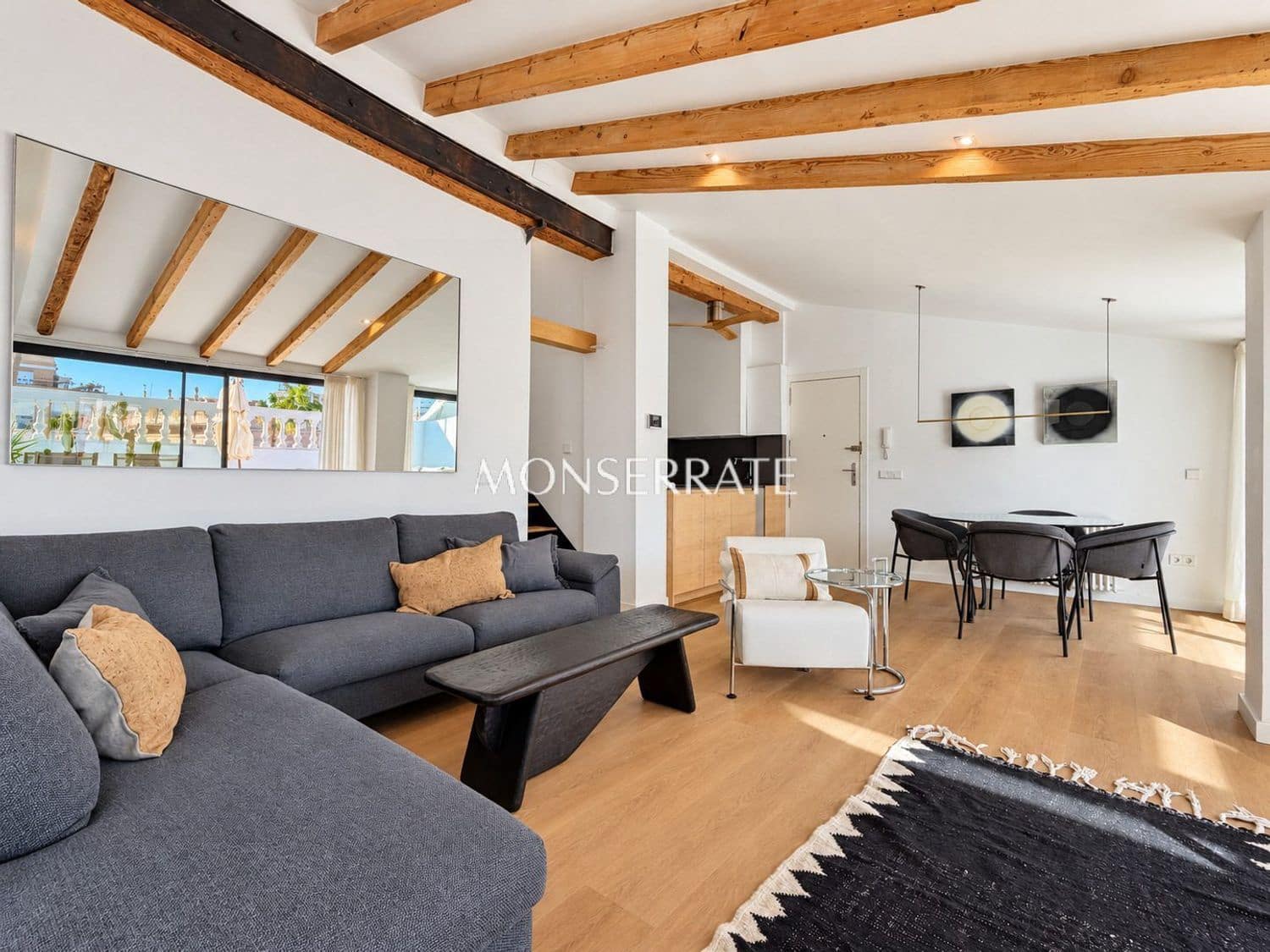 2 bedroom Apartment for rent in Valencia city with garage - € 3,200 (Ref: 9004514)