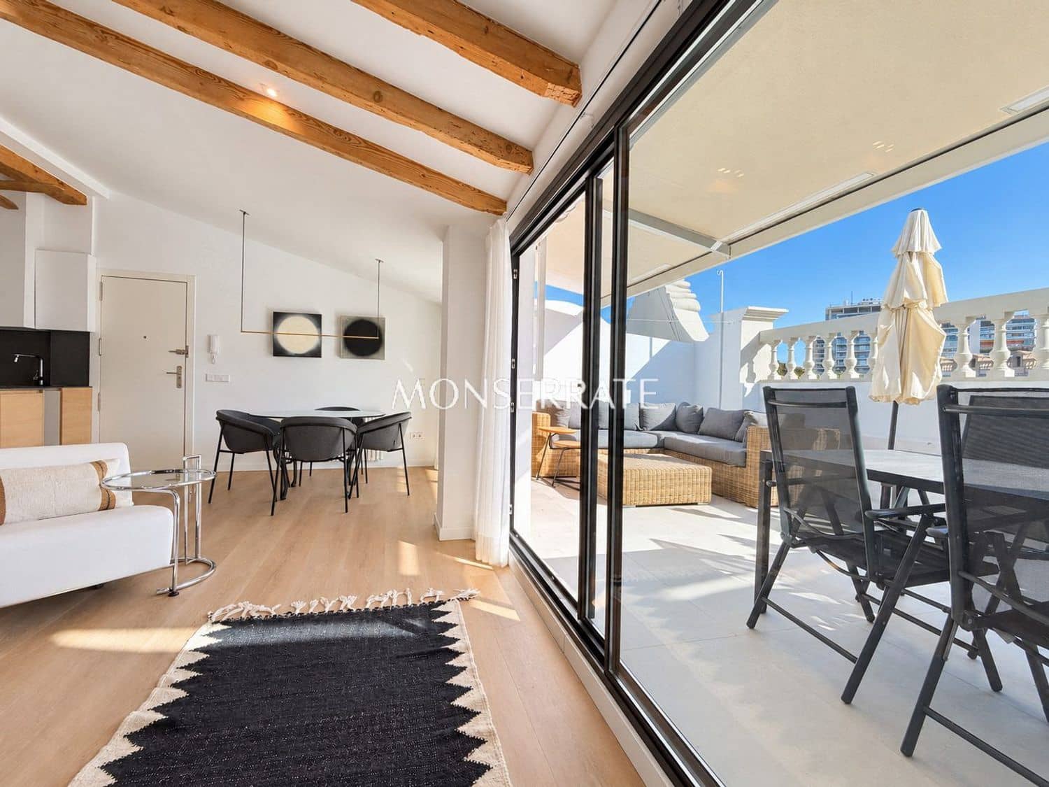 2 bedroom Apartment for rent in Valencia city with garage - € 3,200 (Ref: 9004514)