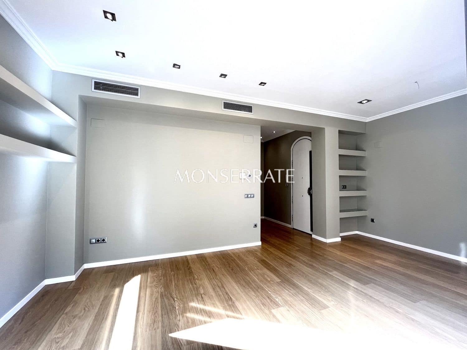 3 bedroom Apartment for rent in Valencia city with garage - € 2,200 (Ref: 9151674)
