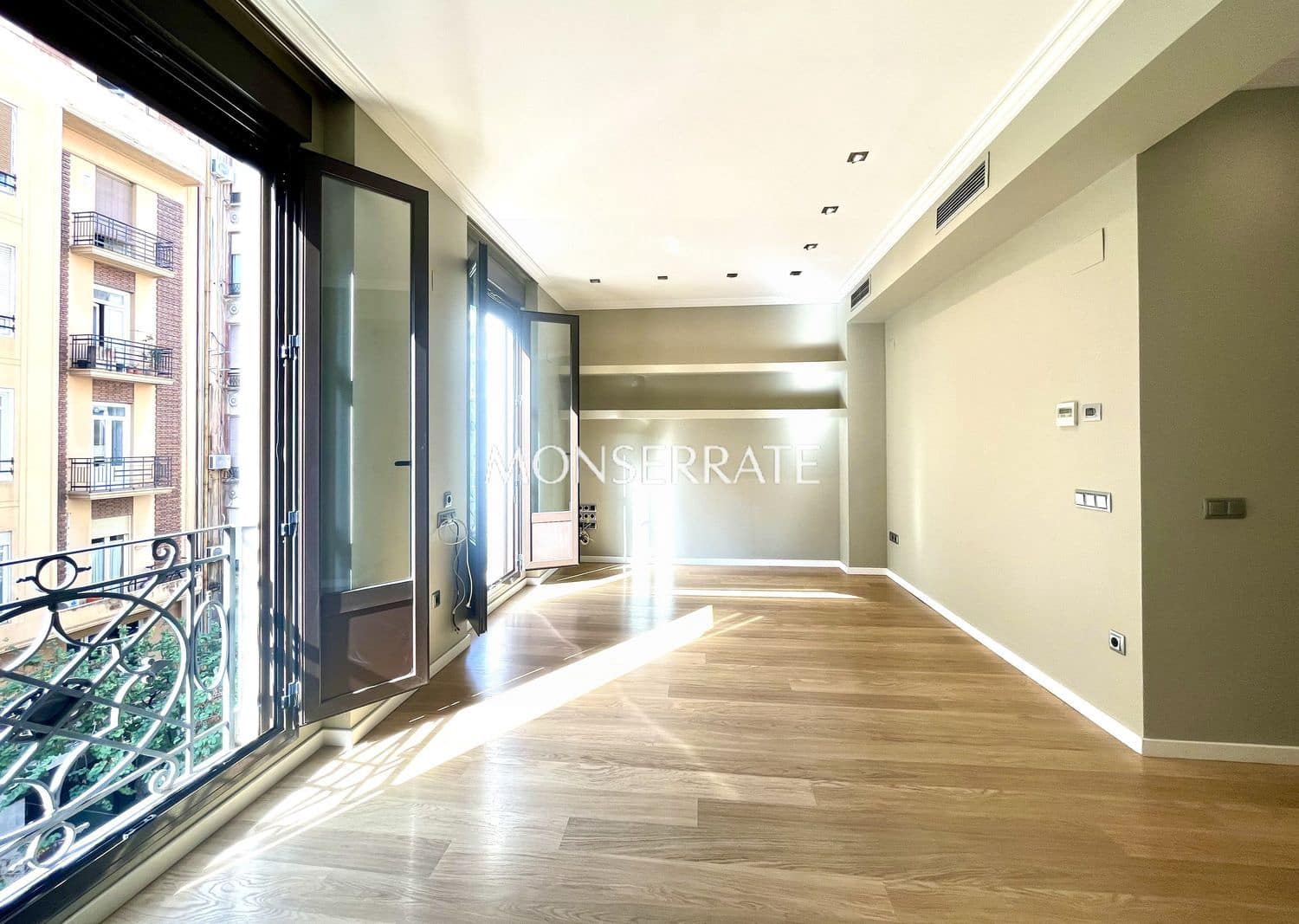 3 bedroom Apartment for rent in Valencia city with garage - € 2,200 (Ref: 9151674)