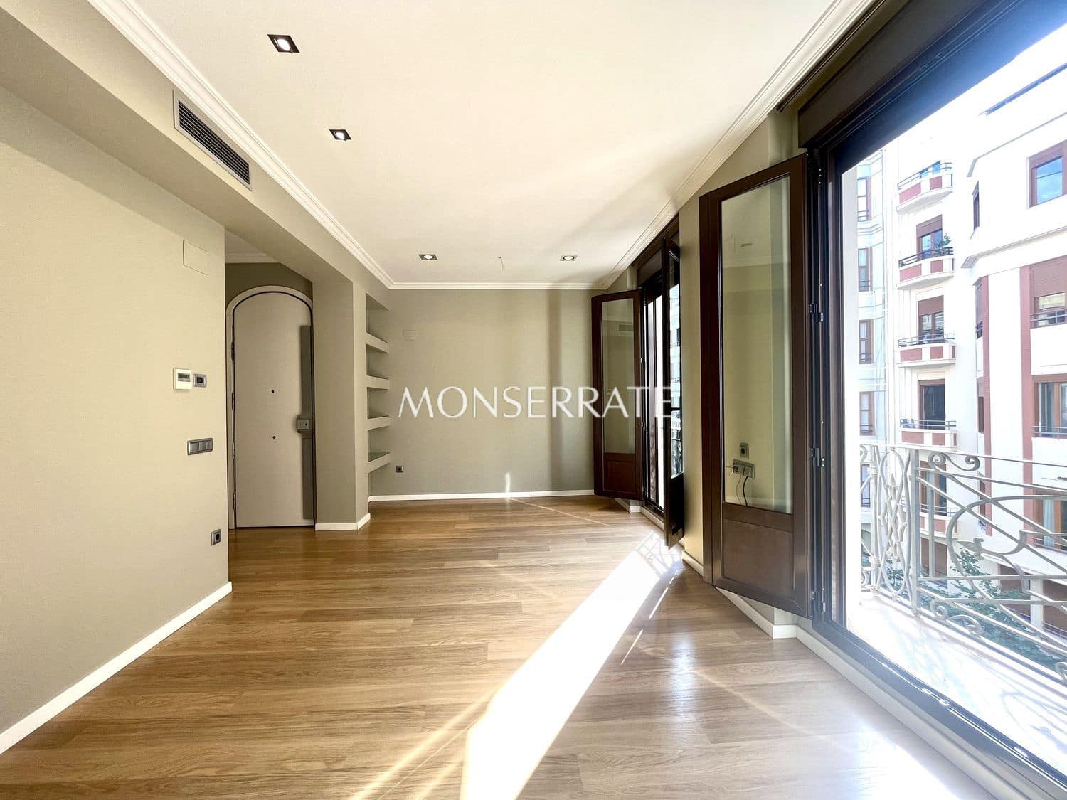 3 bedroom Apartment for rent in Valencia city with garage - € 2,200 (Ref: 9151674)
