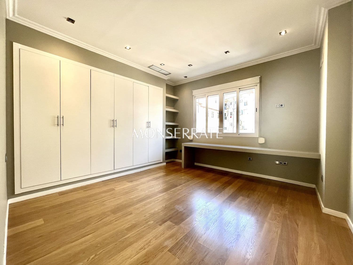 3 bedroom Apartment for rent in Valencia city with garage - € 2,200 (Ref: 9151674)