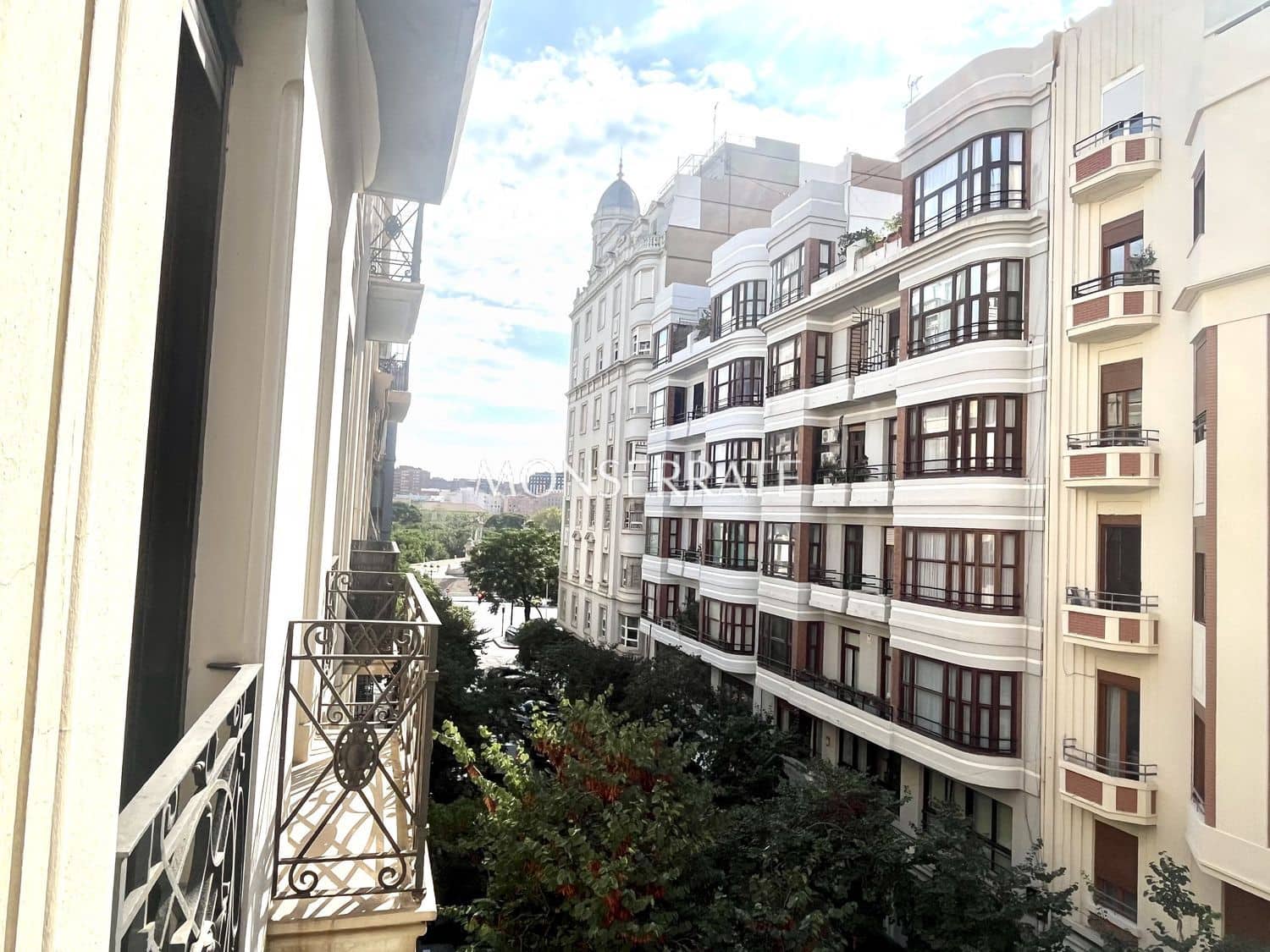 3 bedroom Apartment for rent in Valencia city with garage - € 2,200 (Ref: 9151674)