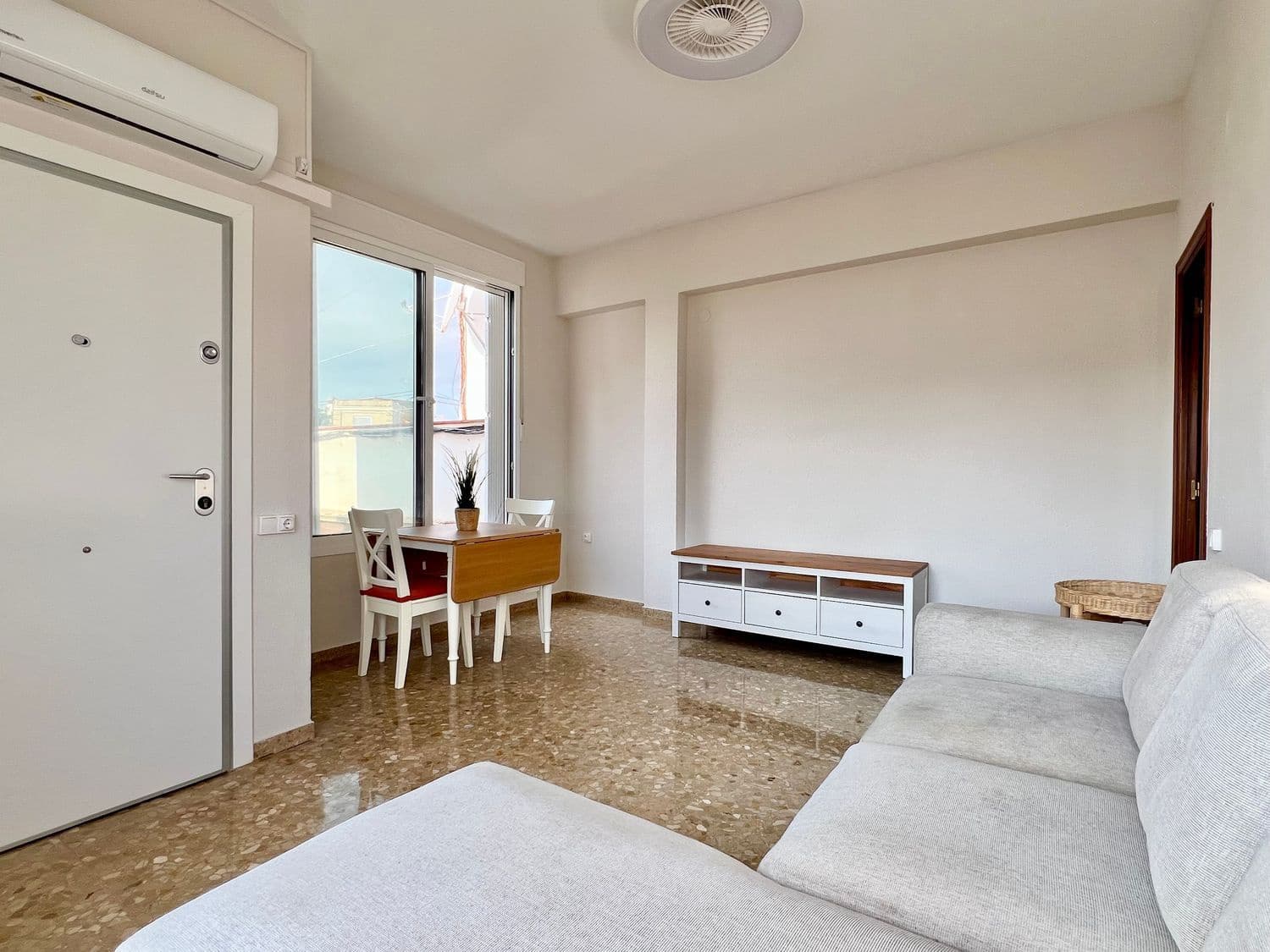 2 slaapkamer Appartement te huur in Valencia stad met garage - € 1.400 (Ref: 9317144)