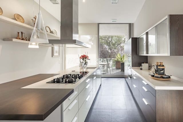 3 makuuhuone Huvila myytävänä paikassa Valencia kaupunki mukana uima-altaan 
autotalli - 2 300 000 € (Ref: 9472246)