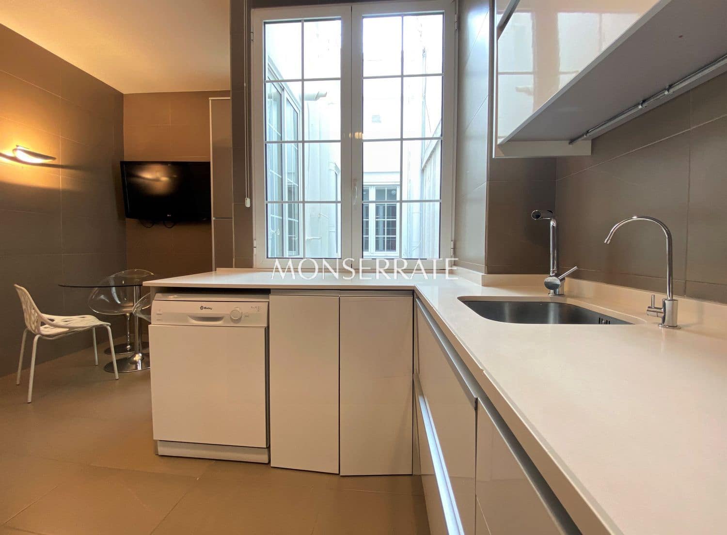 3 bedroom Apartment for rent in Valencia city with garage - € 2,100 (Ref: 9491038)