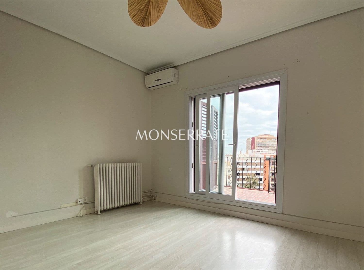 3 bedroom Apartment for rent in Valencia city with garage - € 2,100 (Ref: 9491038)