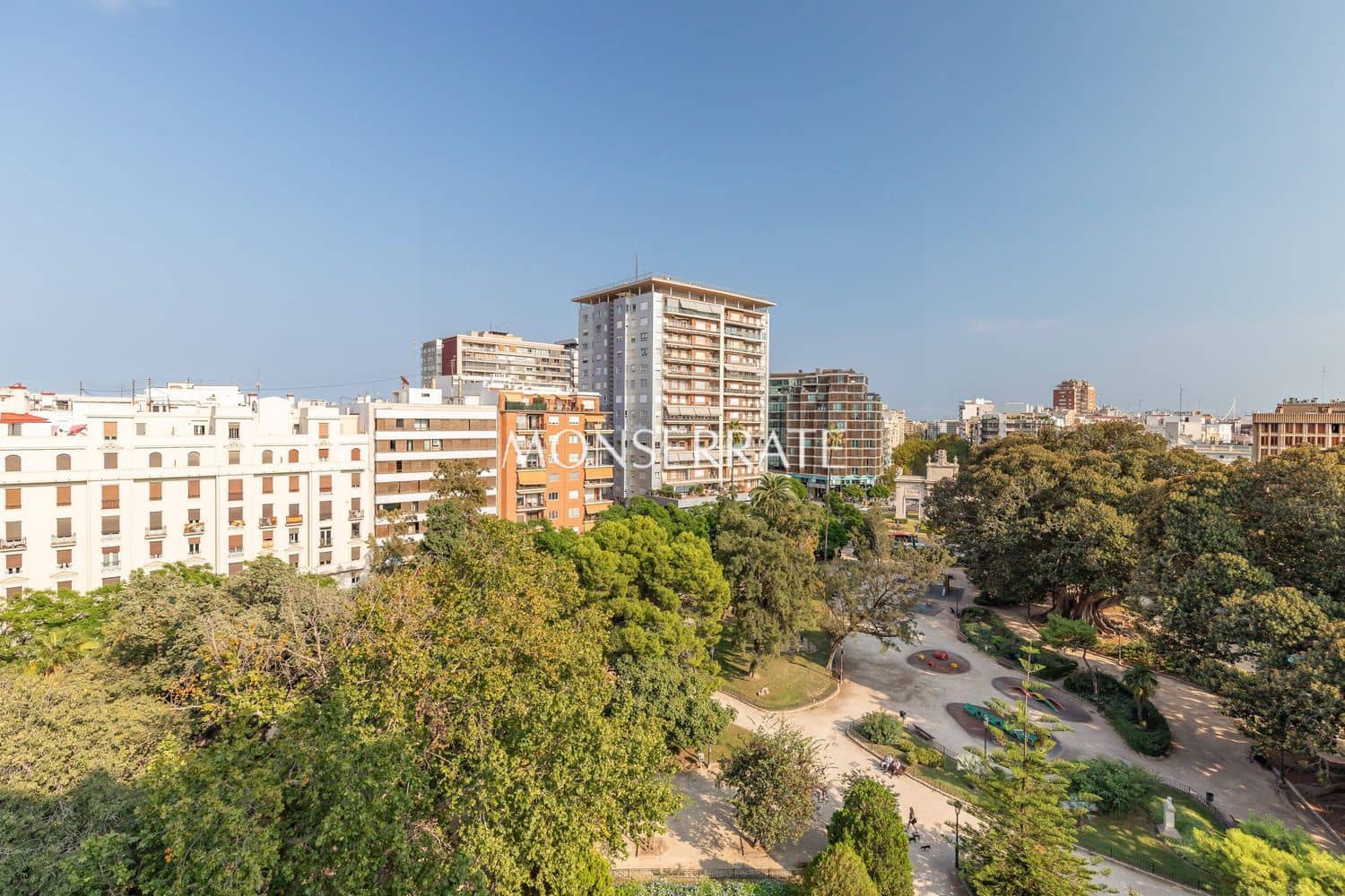 3 bedroom Apartment for rent in Valencia city with garage - € 2,100 (Ref: 9491038)