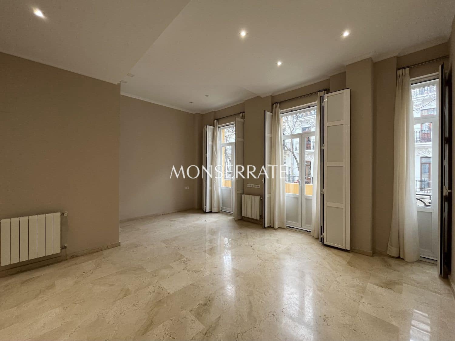 2 quarto Apartamento para arrendar em Valencia cidade com garagem - 2 000 € (Ref: 9598595)