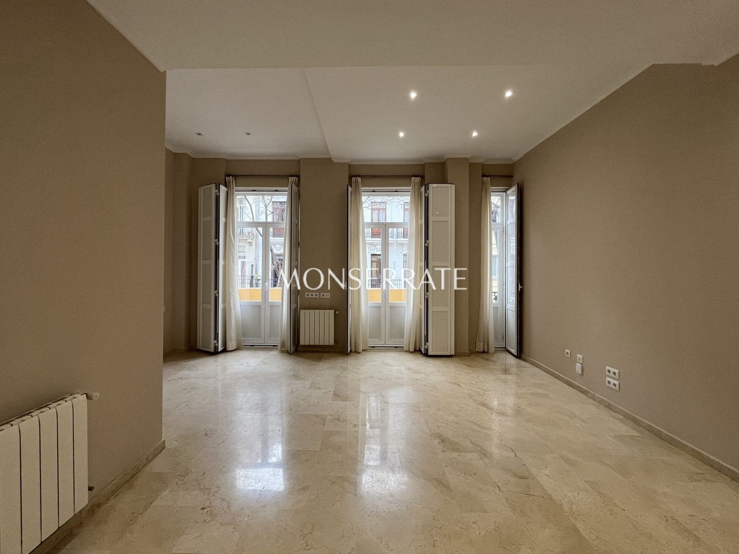 2 quarto Apartamento para arrendar em Valencia cidade com garagem - 2 000 € (Ref: 9598595)