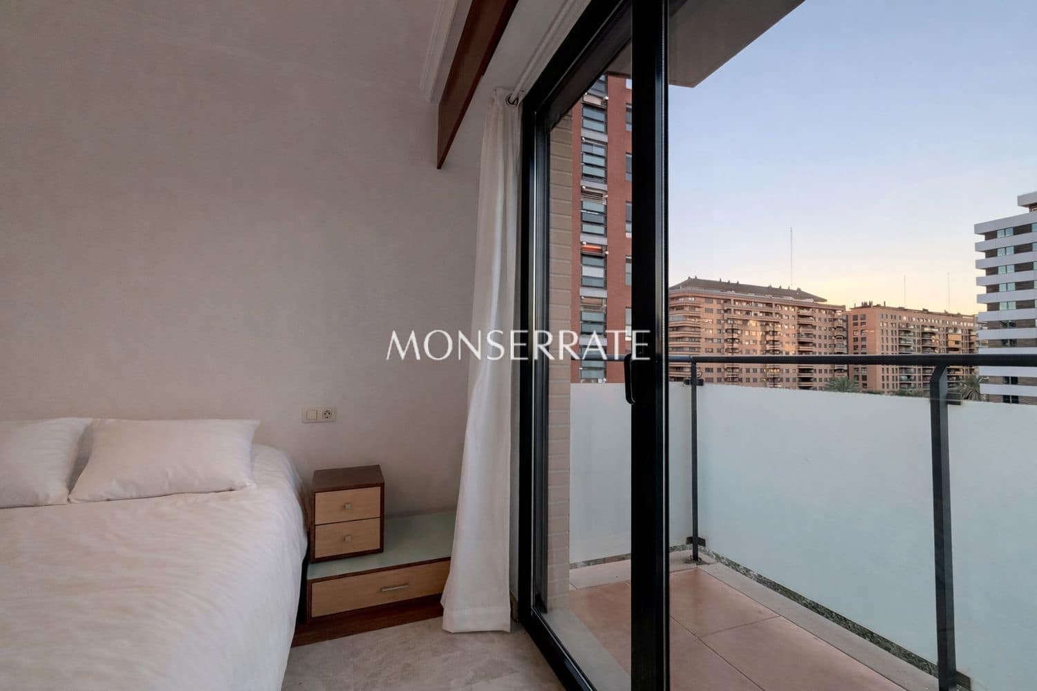 4 sovrum Lägenhet att hyra i Valencia stad med garage - 2 200 € (Ref: 9624314)