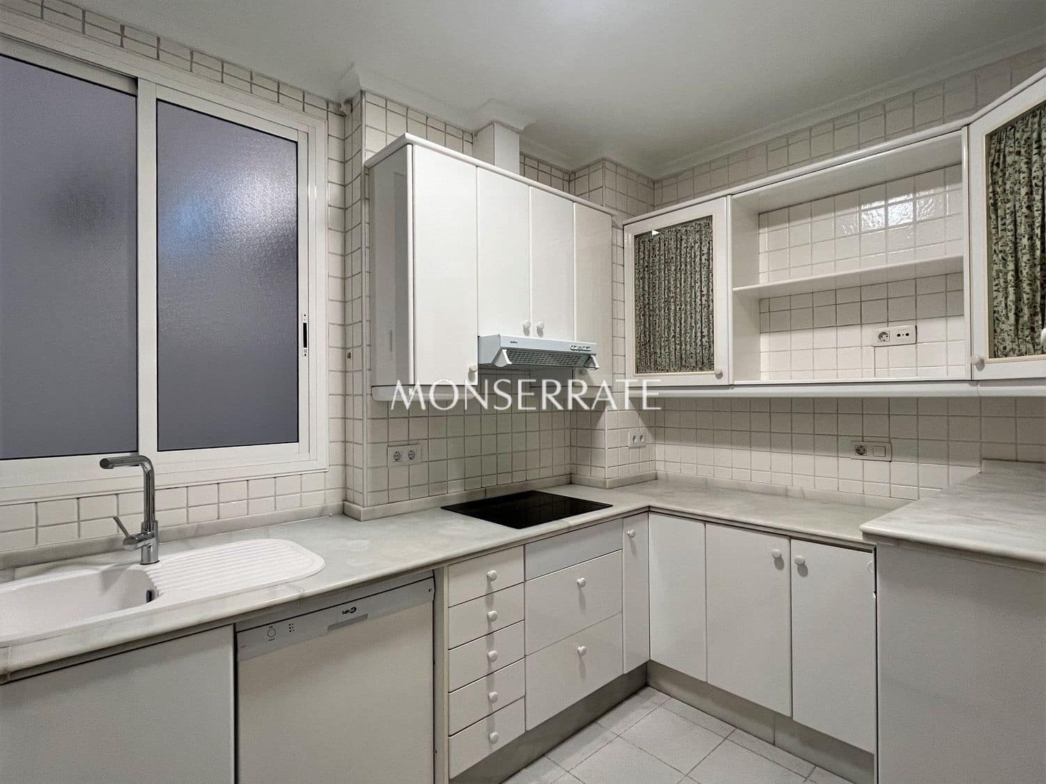 2 bedroom Apartment for rent in Valencia city with garage - € 2,000 (Ref: 9741527)