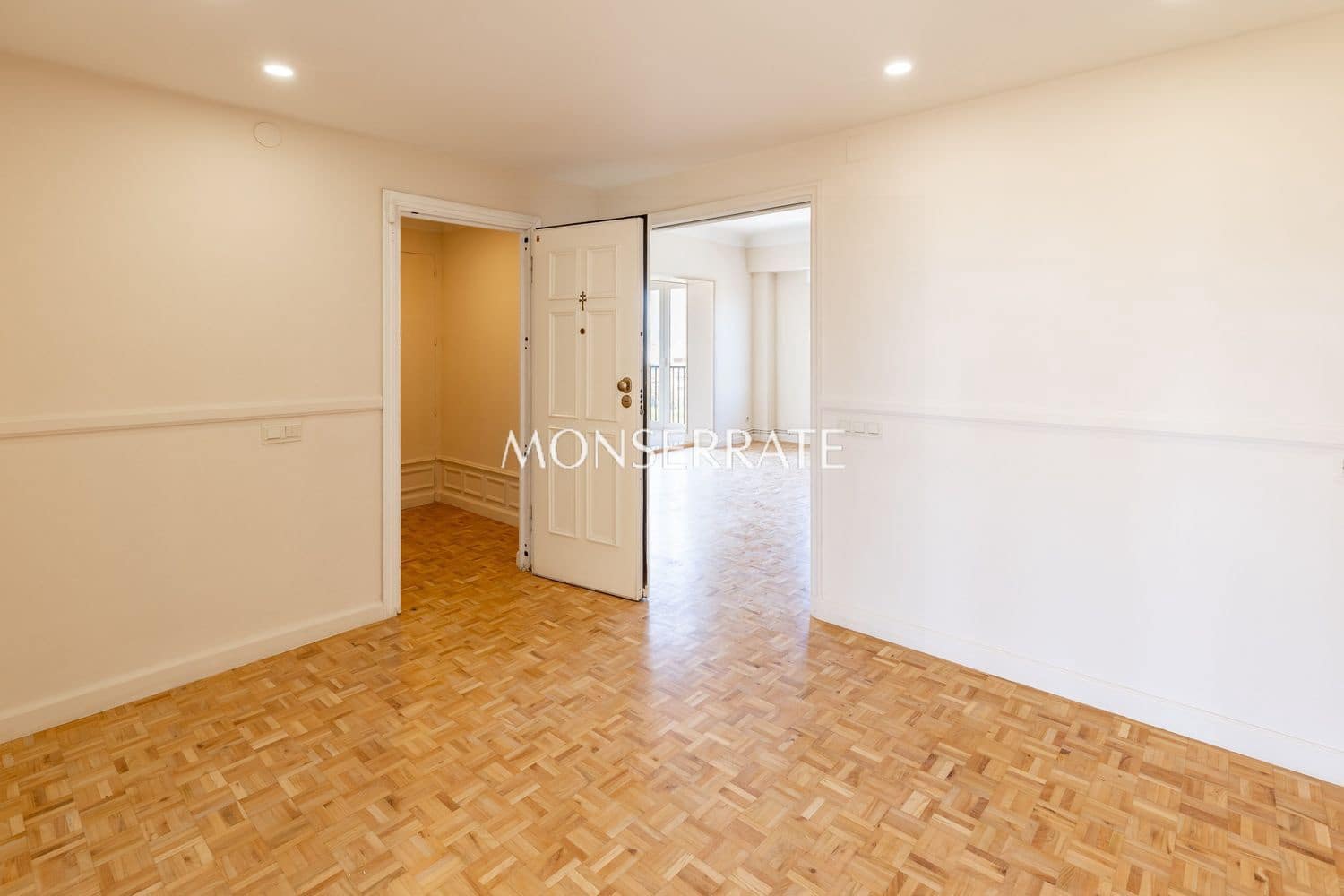 5 slaapkamer Appartement te huur in Valencia stad met garage - € 3.900 (Ref: 9798552)