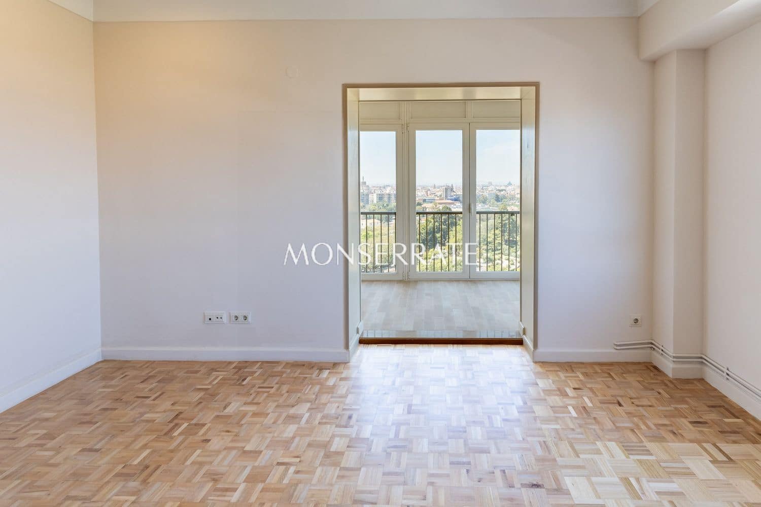 5 slaapkamer Appartement te huur in Valencia stad met garage - € 3.900 (Ref: 9798552)