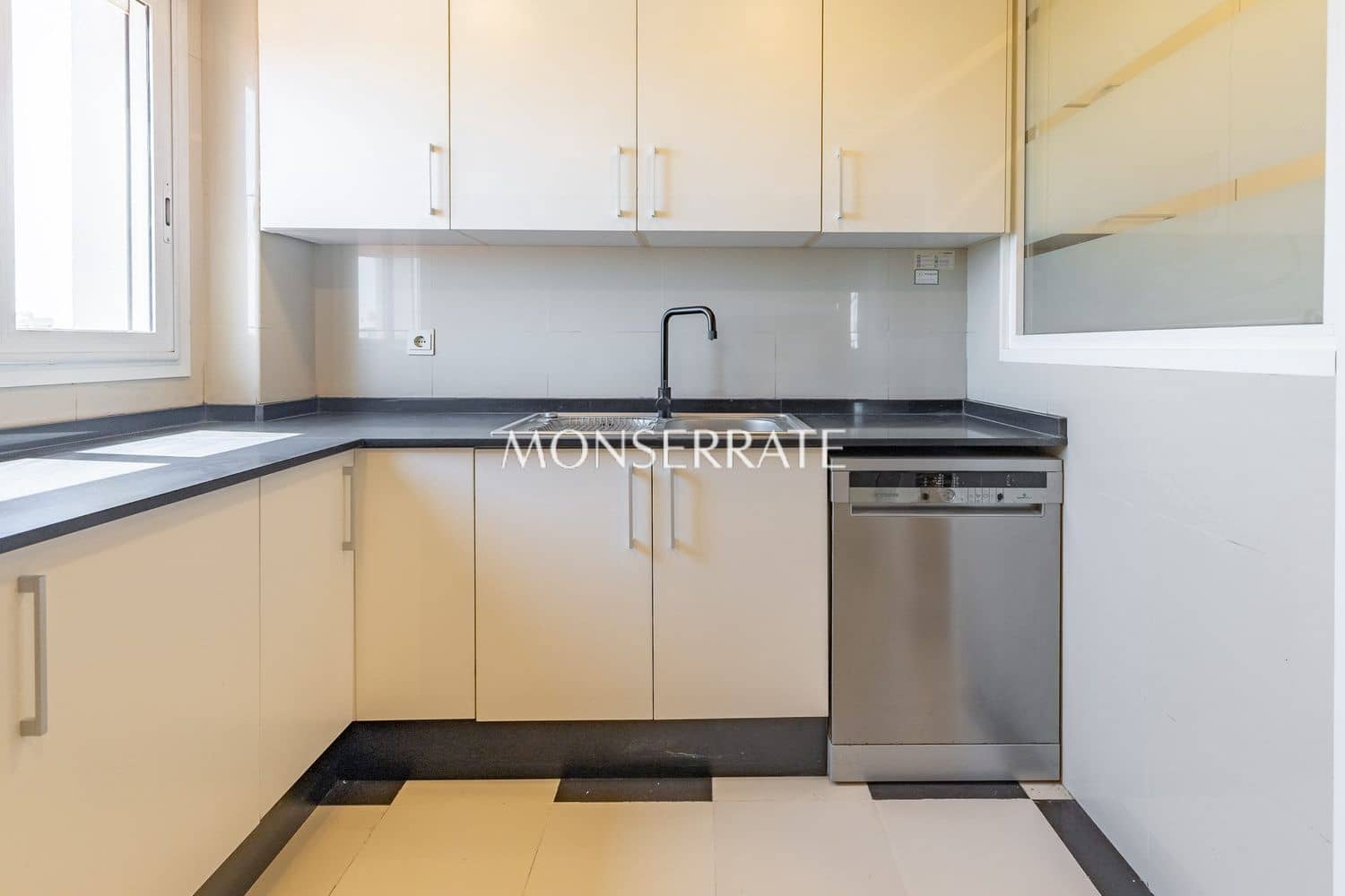 5 slaapkamer Appartement te huur in Valencia stad met garage - € 3.900 (Ref: 9798552)