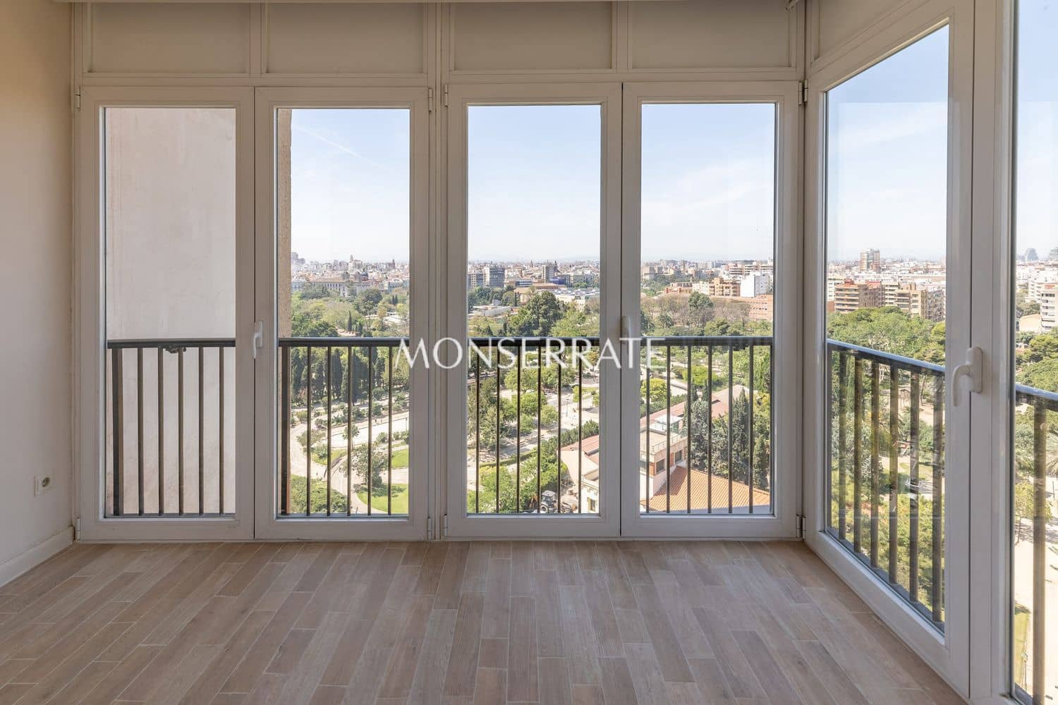 5 slaapkamer Appartement te huur in Valencia stad met garage - € 3.900 (Ref: 9798552)