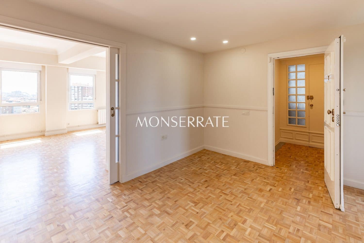 5 slaapkamer Appartement te huur in Valencia stad met garage - € 3.900 (Ref: 9798552)