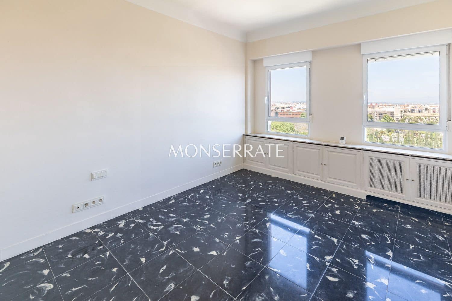 5 slaapkamer Appartement te huur in Valencia stad met garage - € 3.900 (Ref: 9798552)