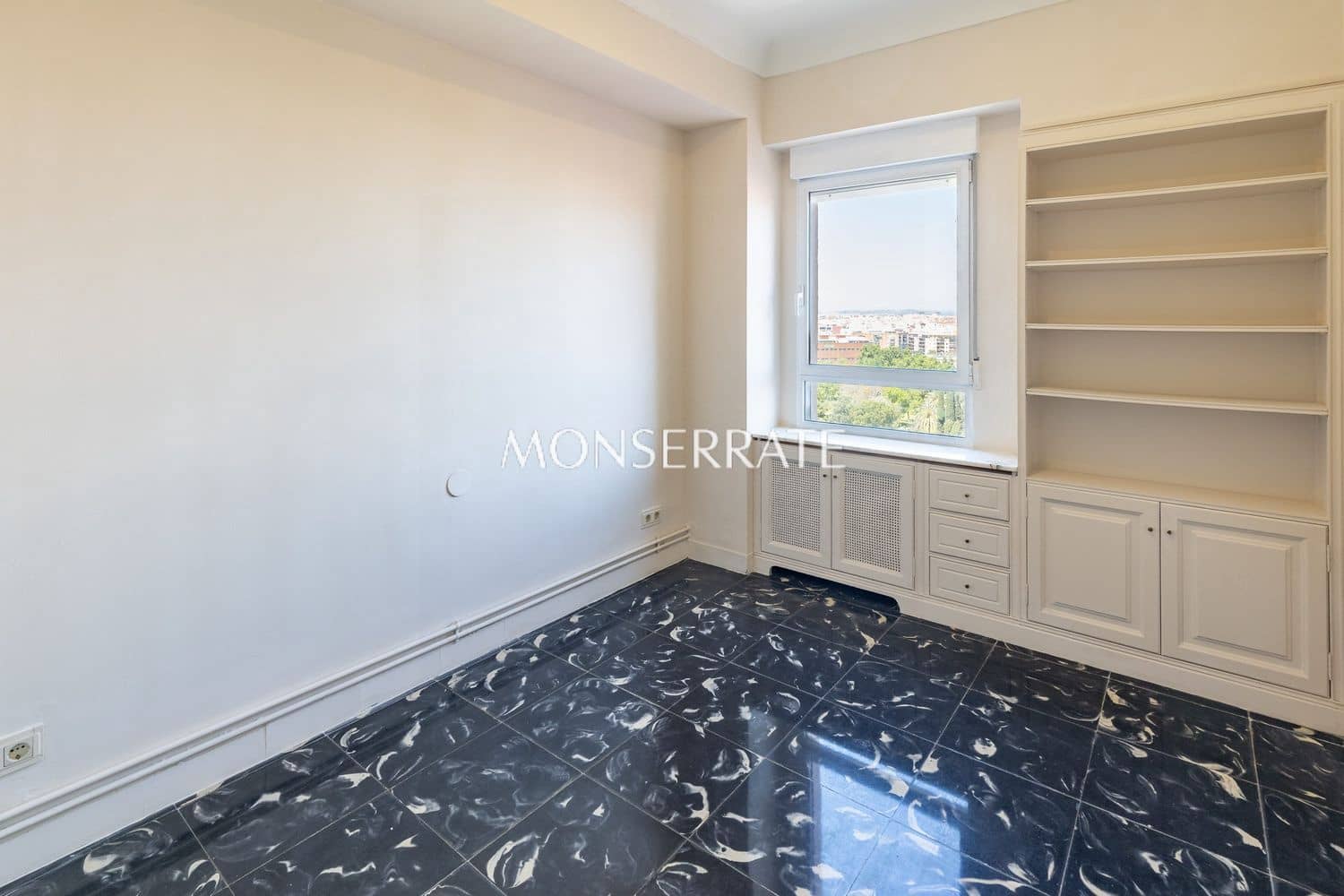 5 slaapkamer Appartement te huur in Valencia stad met garage - € 3.900 (Ref: 9798552)