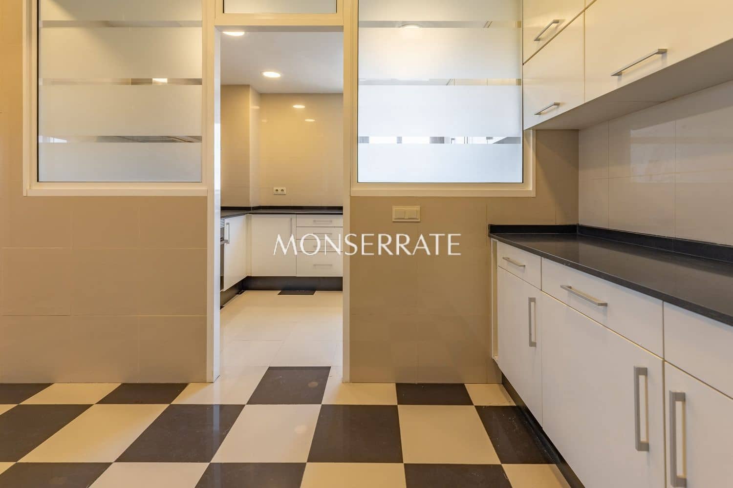 5 slaapkamer Appartement te huur in Valencia stad met garage - € 3.900 (Ref: 9798552)