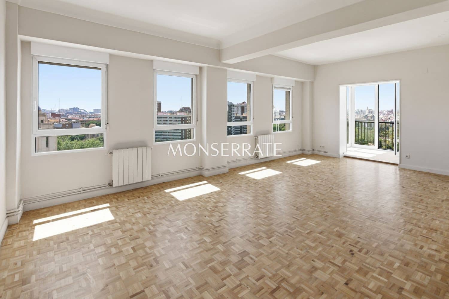 5 slaapkamer Appartement te huur in Valencia stad met garage - € 3.900 (Ref: 9798552)