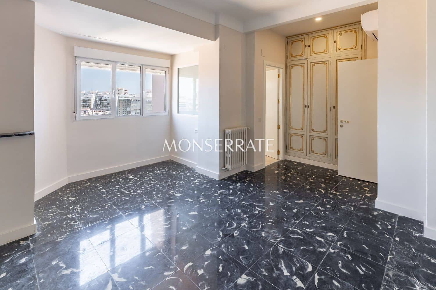 5 slaapkamer Appartement te huur in Valencia stad met garage - € 3.900 (Ref: 9798552)