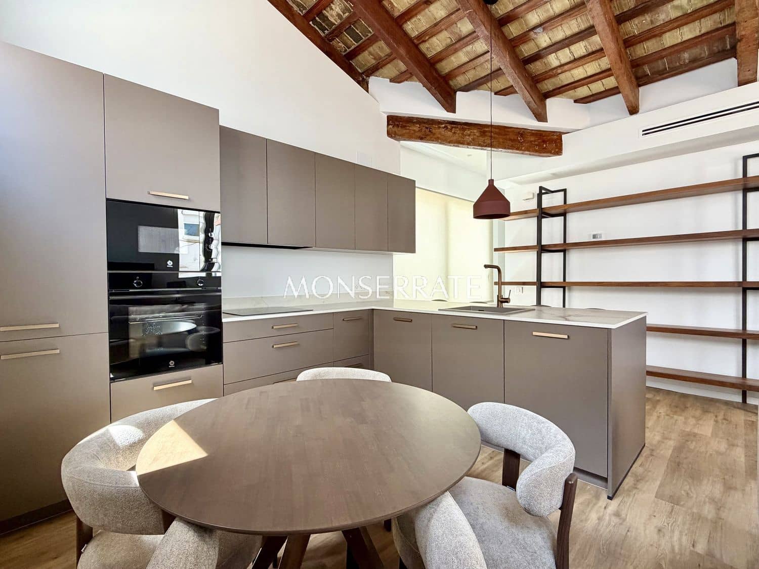 2 bedroom Apartment for rent in Valencia city with garage - € 1,900 (Ref: 9844777)