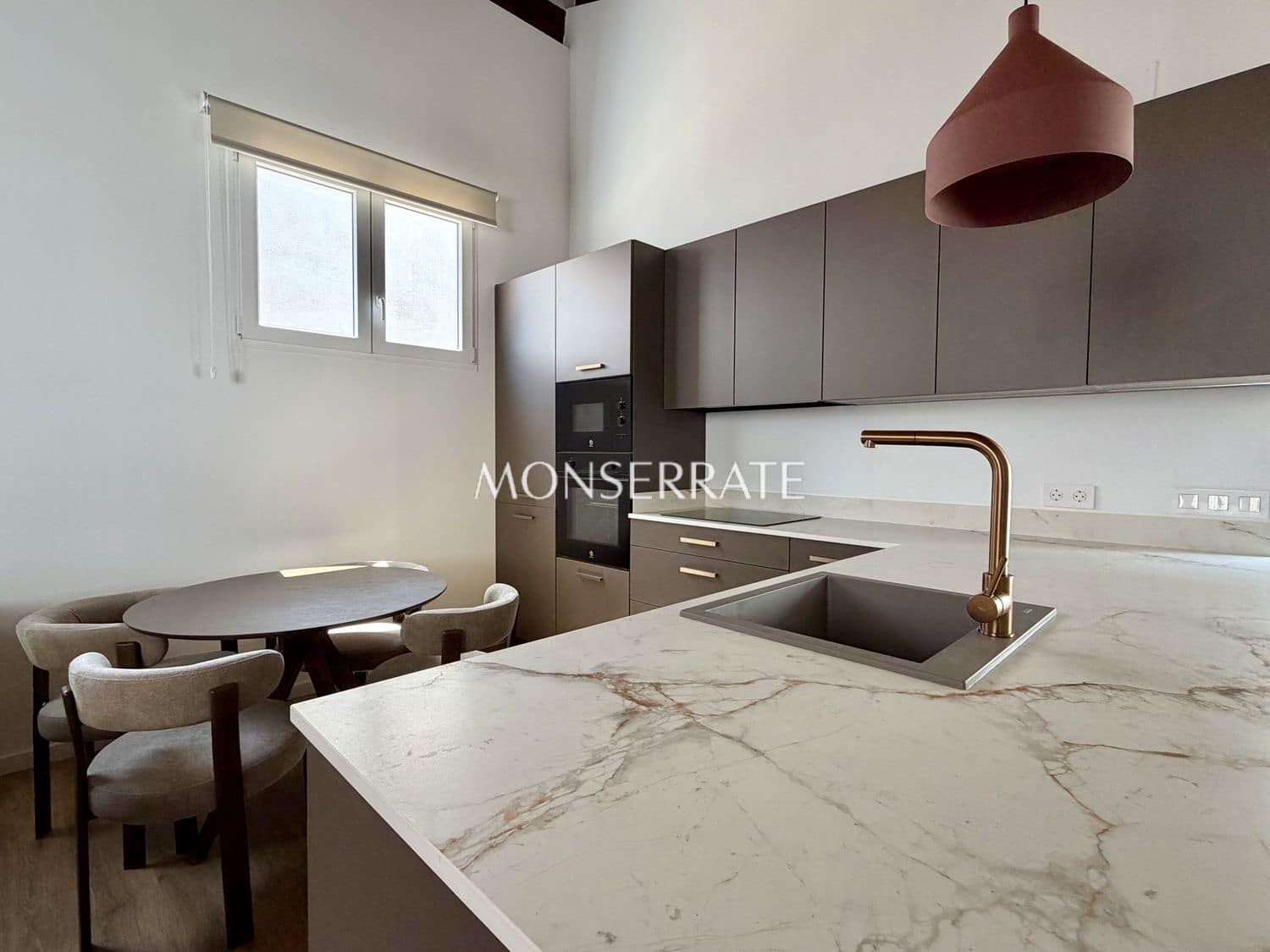 2 bedroom Apartment for rent in Valencia city with garage - € 1,900 (Ref: 9844777)