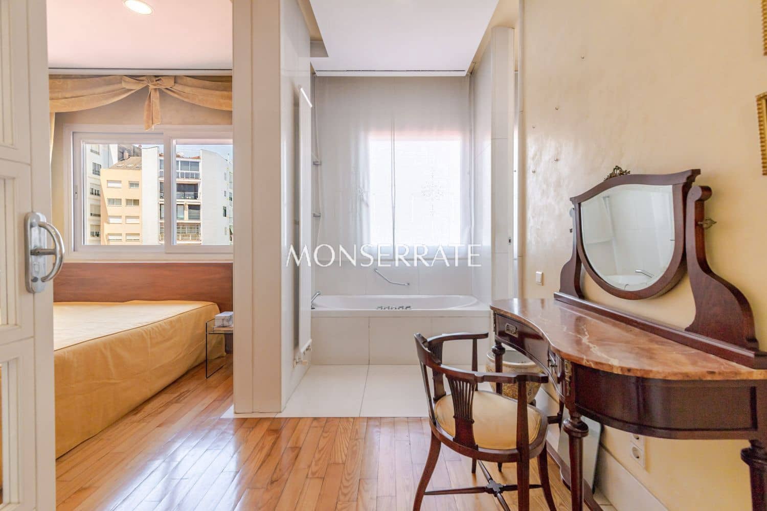 5 bedroom Apartment for sale in Valencia city with garage - € 2,375,000 (Ref: 9849049)