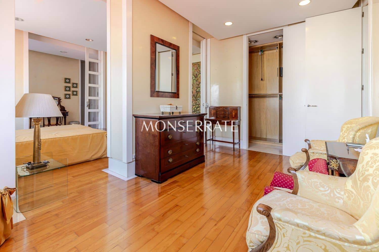 5 bedroom Apartment for sale in Valencia city with garage - € 2,375,000 (Ref: 9849049)